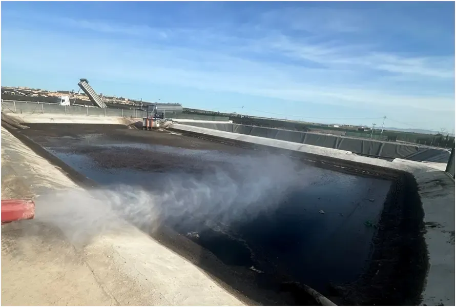 Balsa de evaporación industrial tratada con tecnología combinada Lagun Air y Microtec Biothys