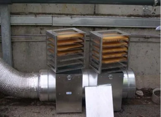Dos módulos con bandejas de gel instalados sobre un conducto de ventilación