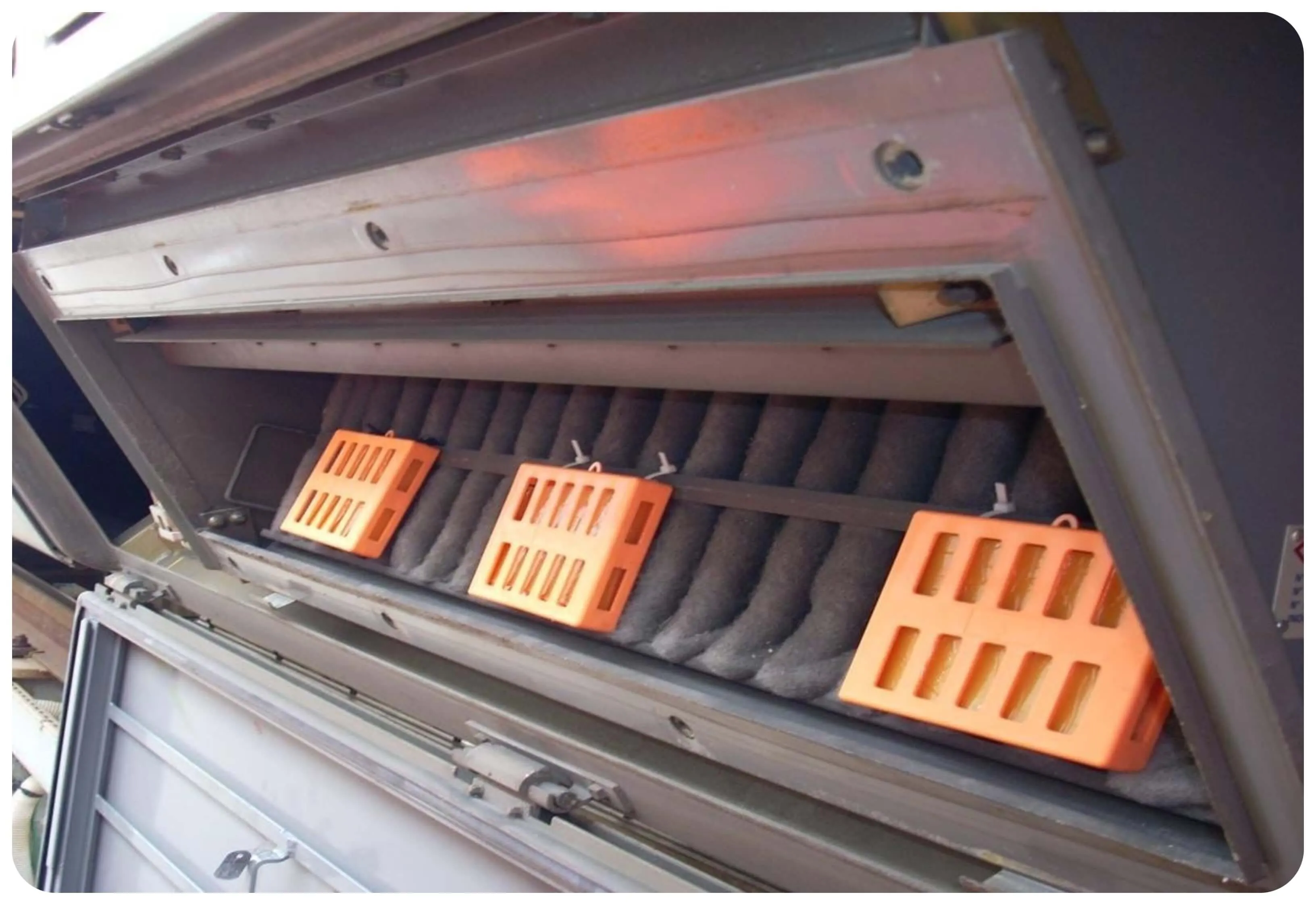 Placas de gel Gel-O-Dor en el sistema de ventilación de un vehículo