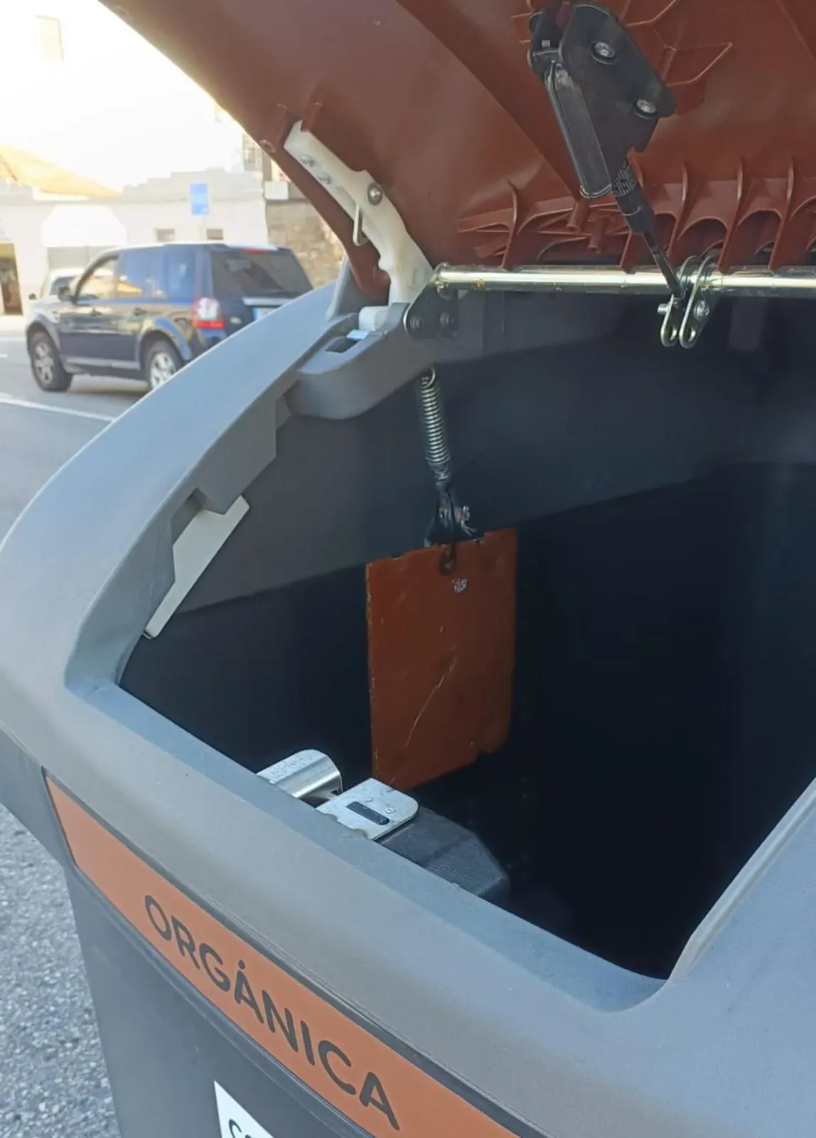 Contenedor orgánico con placa antiolor instalada