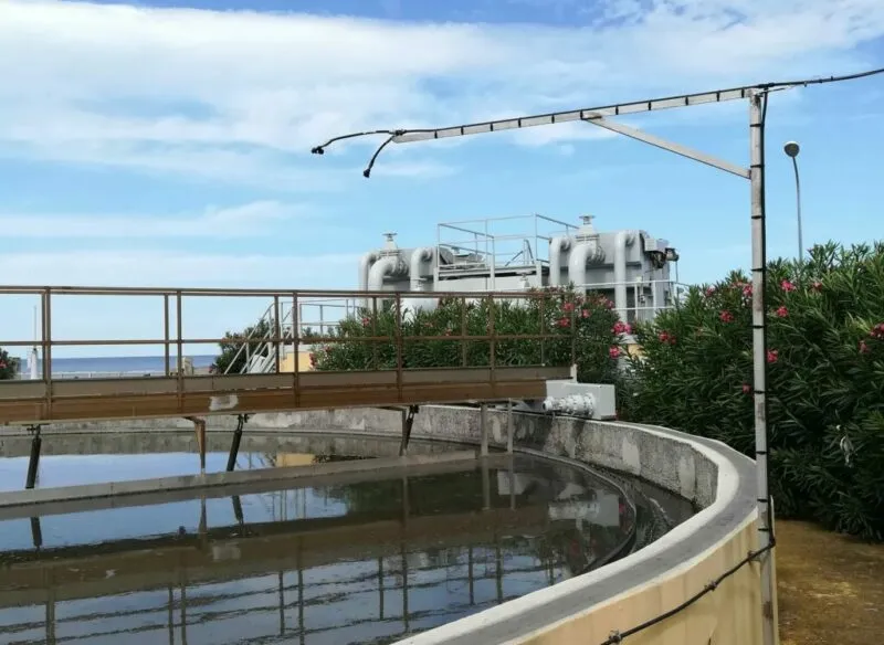 Decantador primario circular de una depuradora con la línea de pulverización de Lagun Air sobre la lámina de agua