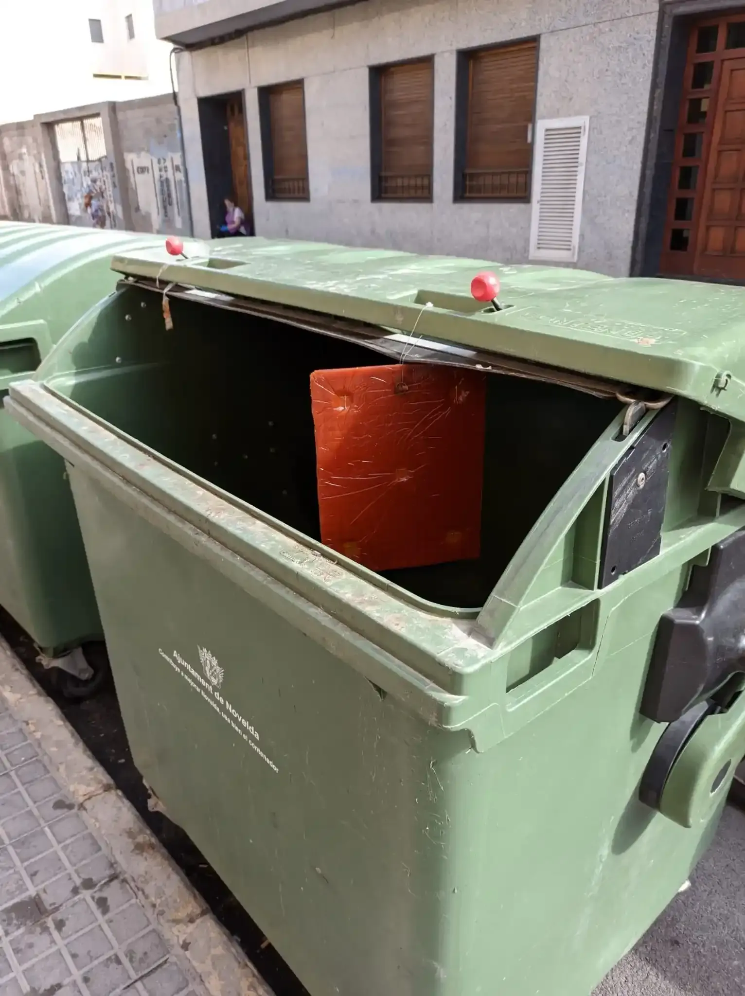 Placa eliminadora de olores Gelativ CE en Contenedor Urbano