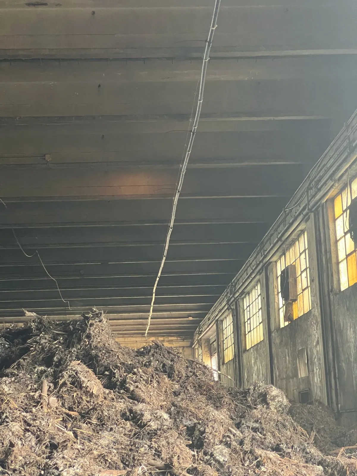 Línea de boquillas bajo la cubierta de una nave de residuos orgánicos